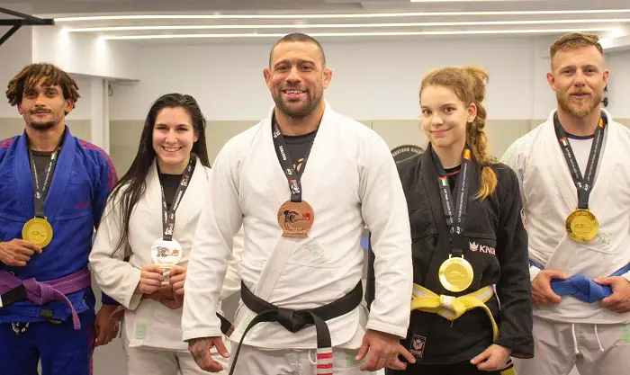 Gustavo Galvão (no centro) realiza grande trabalho à frente da Atos JJ em Barcelona (Foto reprodução)